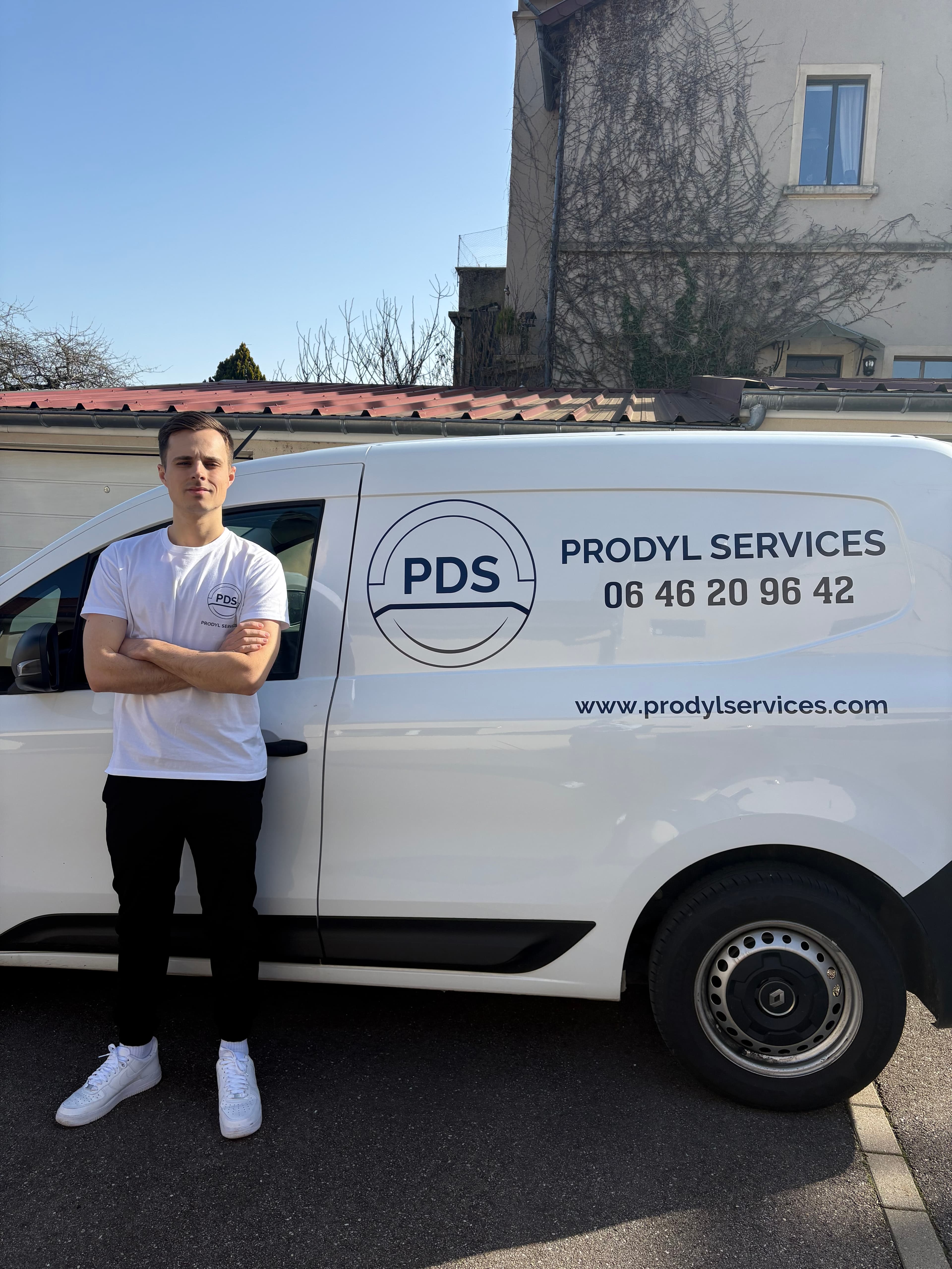 Dylan - Prodyl Services devant son véhicule